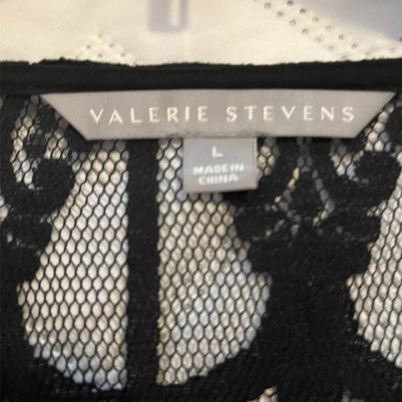 Valerie Steven’s lace blouse with flare sleeves - Picture 4 of 4